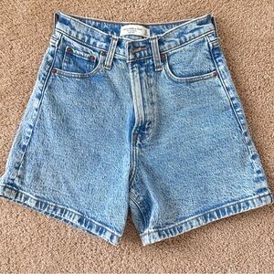 ABERCROMBIE - The Dad Short - High Rise - Medium Wash
